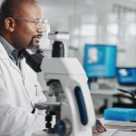 Hombre negro mirando el ordenador en un laboratorio